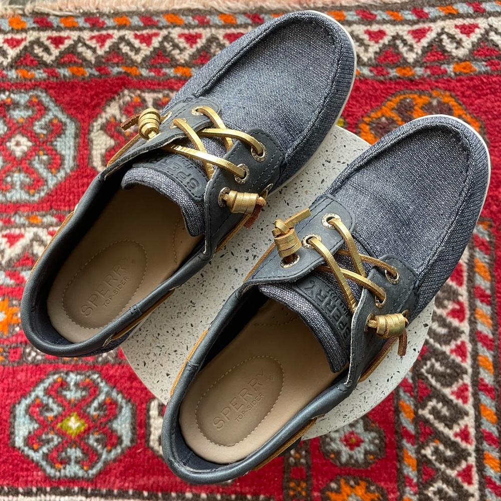 Sperry sz 6 navy boat shoes with gold laces